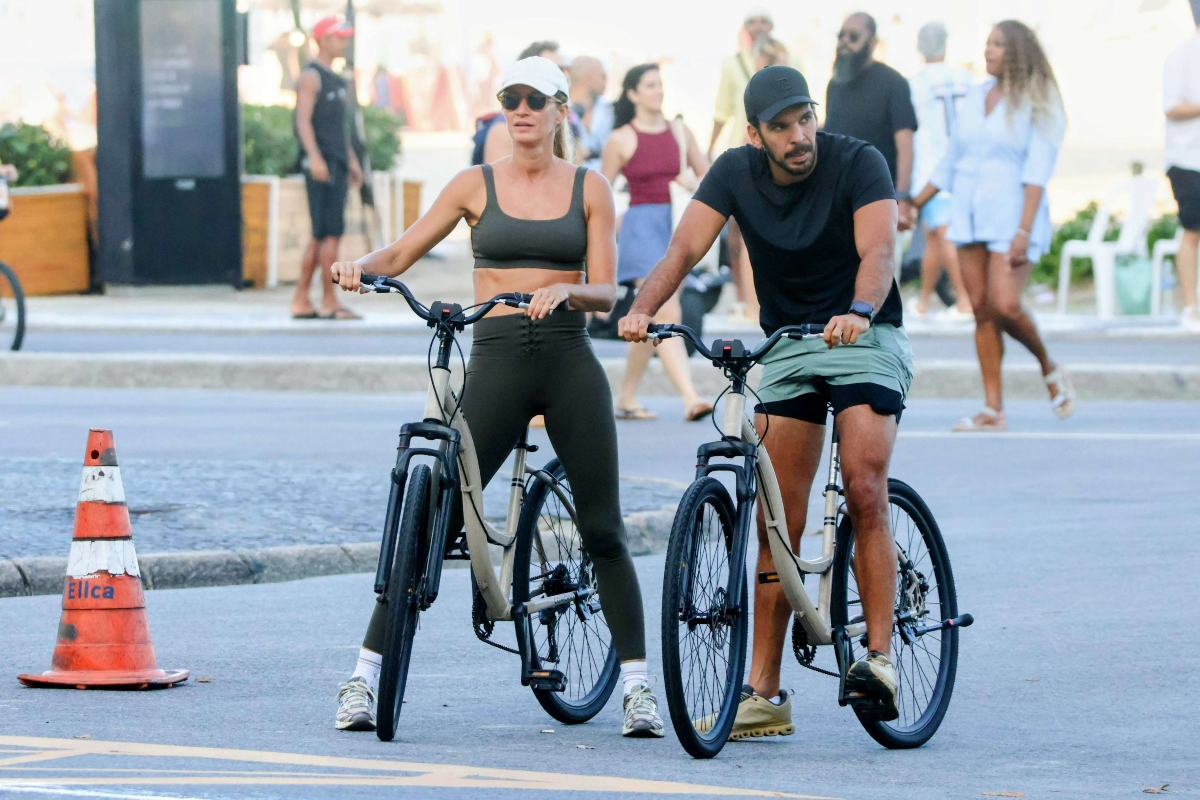 Gisele pedala no Rio aos 46 e a "discrição" durou até a câmera aparecer
