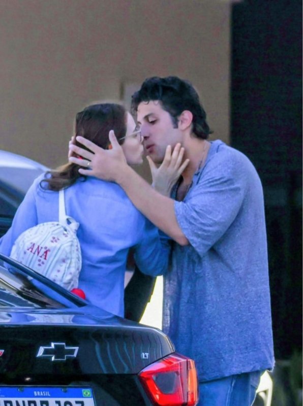 Chay Suede e Laura Neiva flagrados se beijando em Ipanema após aniversário “intimista”