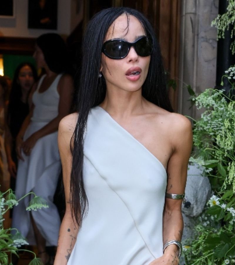 Zoë Kravitz exibe anel de noivado com Harry Styles e a internet já está medindo o quilate