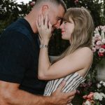 Greg James conta como descobriu que convite de Taylor e Travis era real