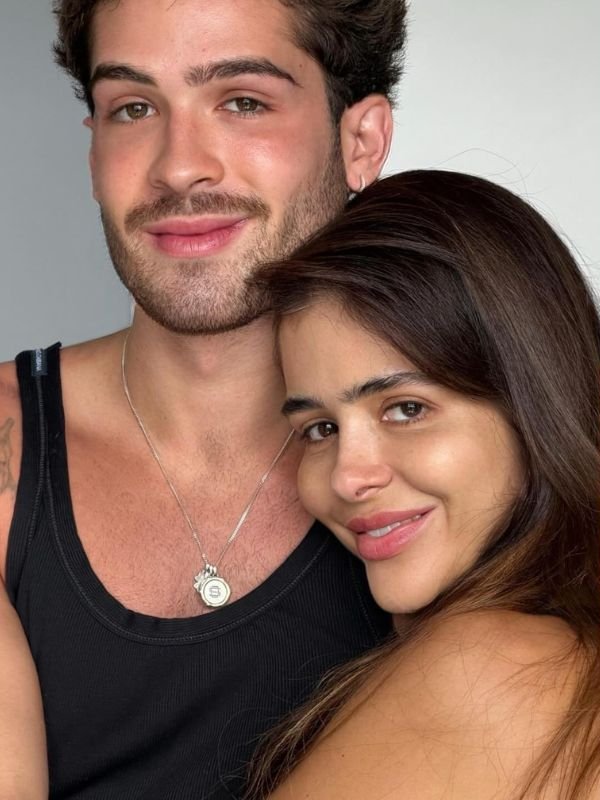 Mãe de João Guilherme anuncia divórcio e filho aparece nos comentários
