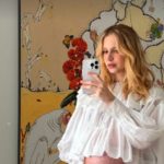 Isa Scherer posa nua, exibe barrigão e levanta suspeita: "Será que tem mais um bebê?"