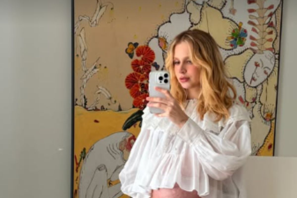 Isa Scherer posa nua, exibe barrigão e levanta suspeita: "Será que tem mais um bebê?"