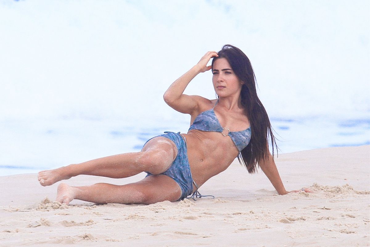 Jade Picon faz ensaio na praia e a internet para pra olhar