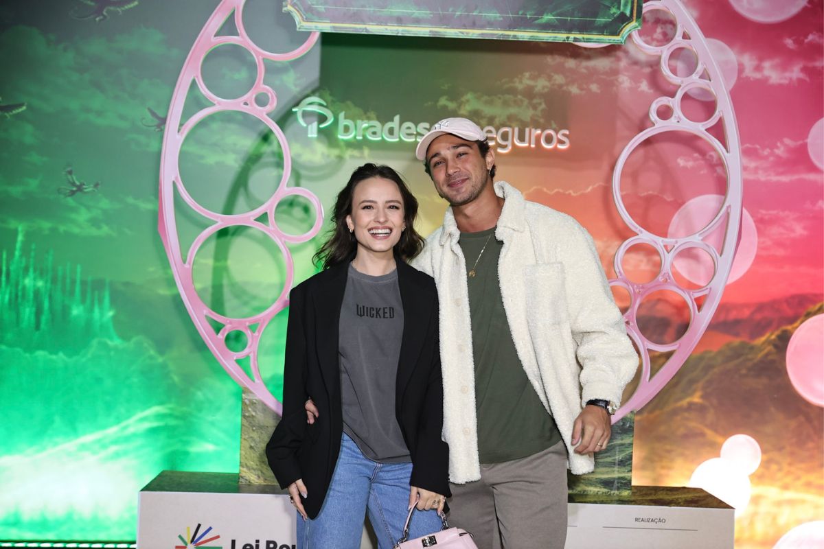 Larissa Manoela e André Frambach no tapete de Wicked: a foto que fez a web pausar