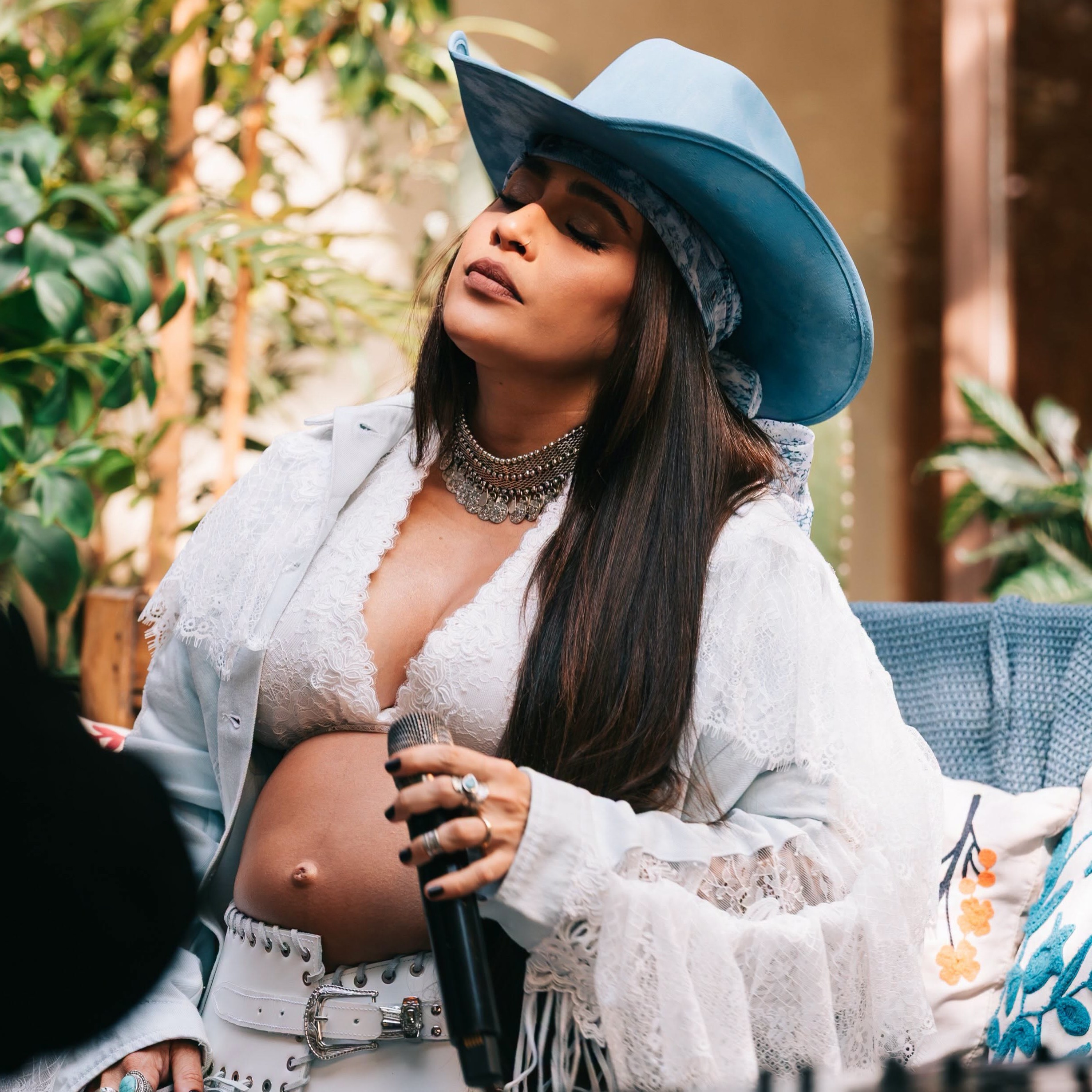 Grávida de oito meses, Lauana Prado grava álbum inteiro em casarão de SP