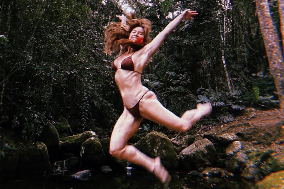 Letícia Spiller faz balé dentro de cachoeira e a internet quer saber o segredo