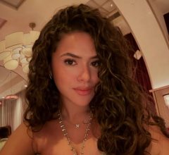 Maisa Silva detona em Ibiza com vestido curtinho e decotado