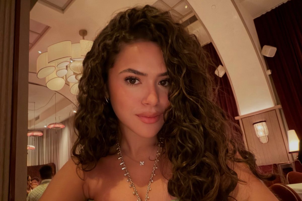 Maisa Silva detona em Ibiza com vestido curtinho e decotado