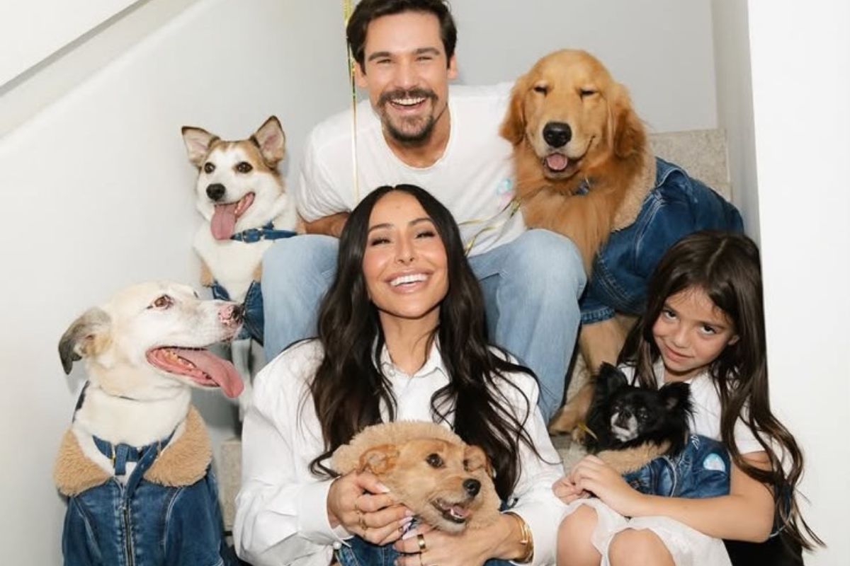 Sabrina Sato exibe barriga de grávida em foto de família com Nicolas Prattes e Zoe
