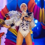 Xuxa detona críticos do figurino da turnê e solta a frase do ano