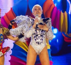 Xuxa detona críticos do figurino da turnê e solta a frase do ano