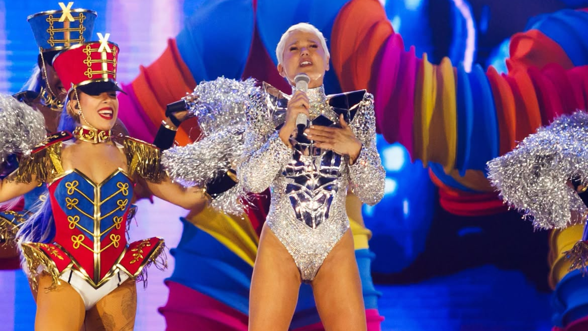Xuxa detona críticos do figurino da turnê e solta a frase do ano