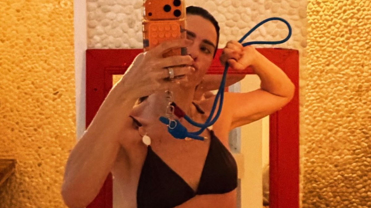 Carolina Dieckmann com barriga definida e trend de biquíni que parou o Instagram
