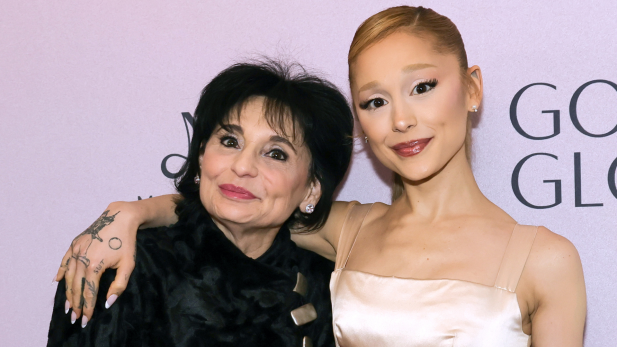 Mãe de Ariana Grande defende filha após críticas ao clipe de "Petal"