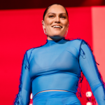 Jessie J expulsa fãs briguentos e oferece Uber pago para sair do show
