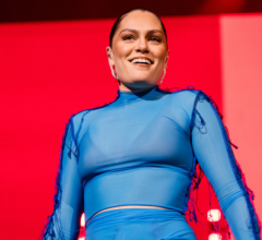 Jessie J expulsa fãs briguentos e oferece Uber pago para sair do show