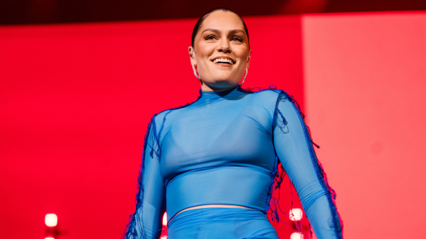 Jessie J expulsa fãs briguentos e oferece Uber pago para sair do show