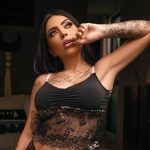 MC Mirella puxa biquíni e quase entrega tudo em vídeo