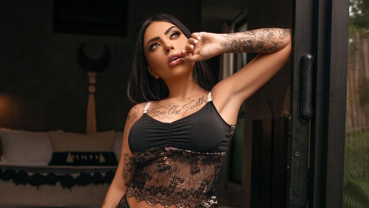 MC Mirella puxa biquíni e quase entrega tudo em vídeo