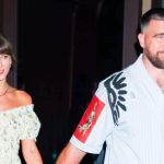 Taylor Swift exibe aliança e anel de noivado no Grammy Museum em primeira aparição pós-casamento