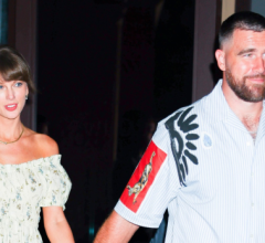Taylor Swift exibe aliança e anel de noivado no Grammy Museum em primeira aparição pós-casamento