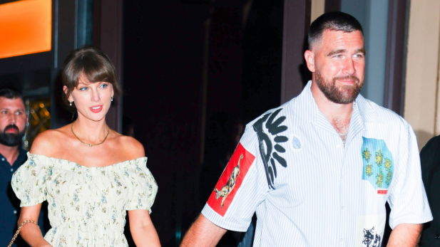 Taylor Swift exibe aliança e anel de noivado no Grammy Museum em primeira aparição pós-casamento