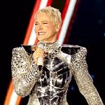 Xuxa detona críticos do body cavado com deboche no palco da turnê