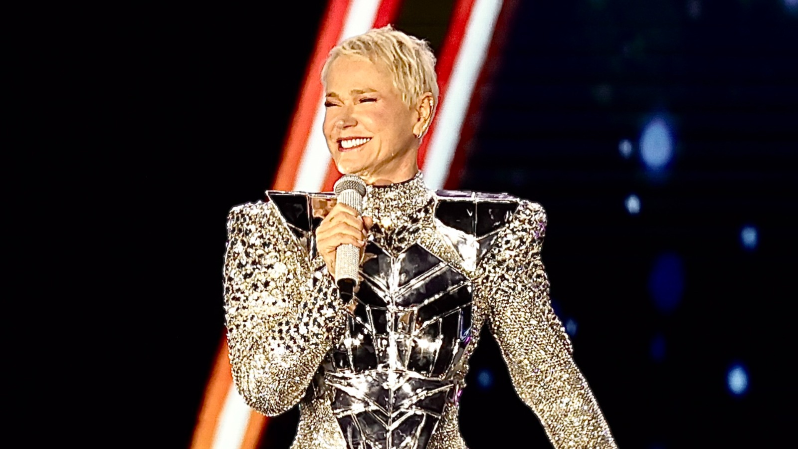 Xuxa detona críticos do body cavado com deboche no palco da turnê