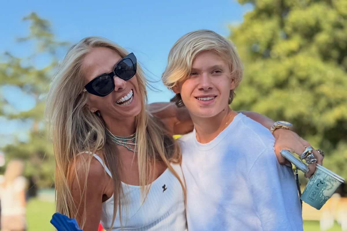 Adriane Galisteu se despede do filho em internato na Suíça e chora no Instagram