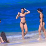 Agatha Moreira curte praia e o biquíni azul marinho vira o assunto da sexta