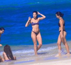 Agatha Moreira curte praia e o biquíni azul marinho vira o assunto da sexta