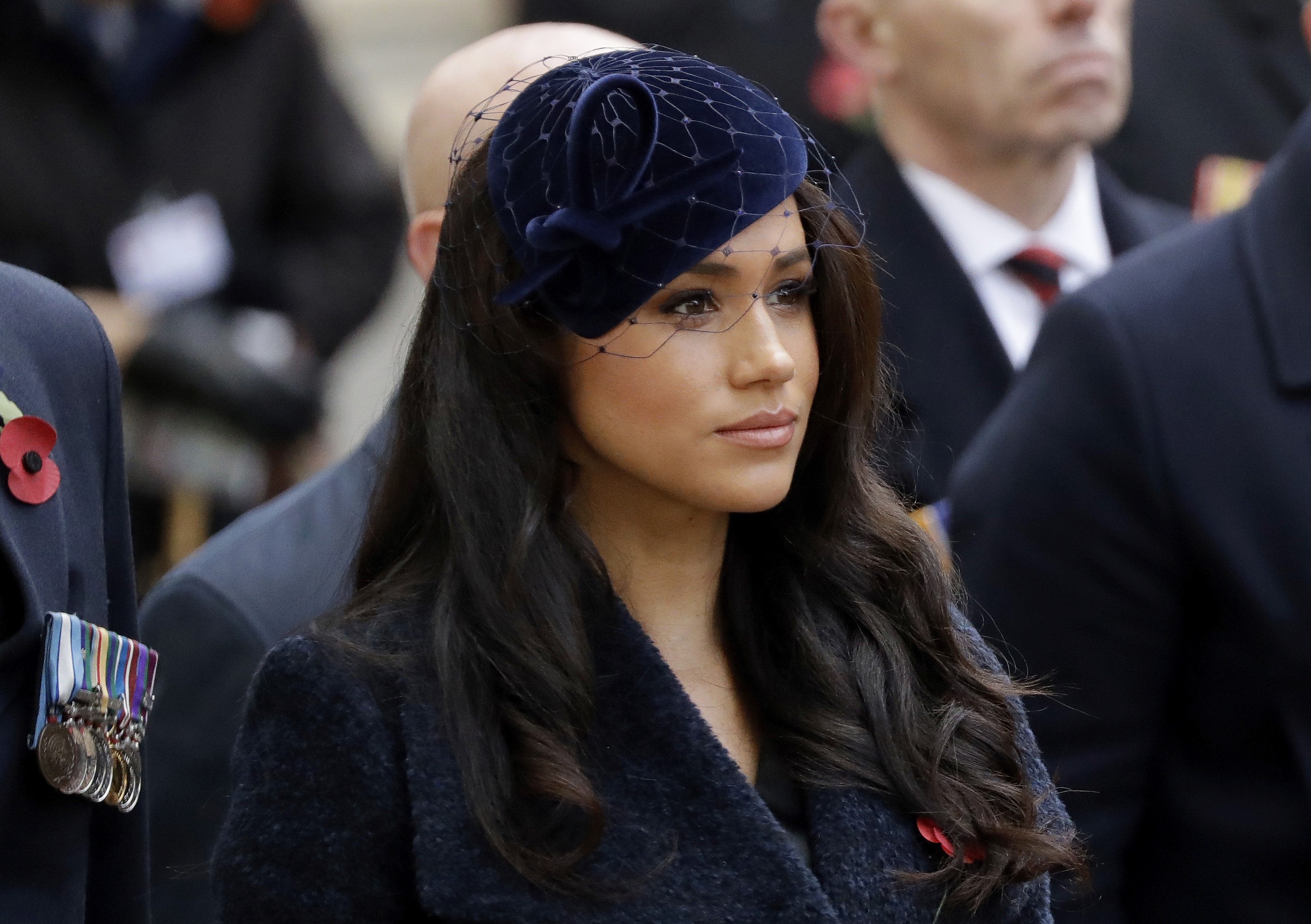 Meghan Markle volta ao Reino Unido e o climão já começou antes da aterrissagem