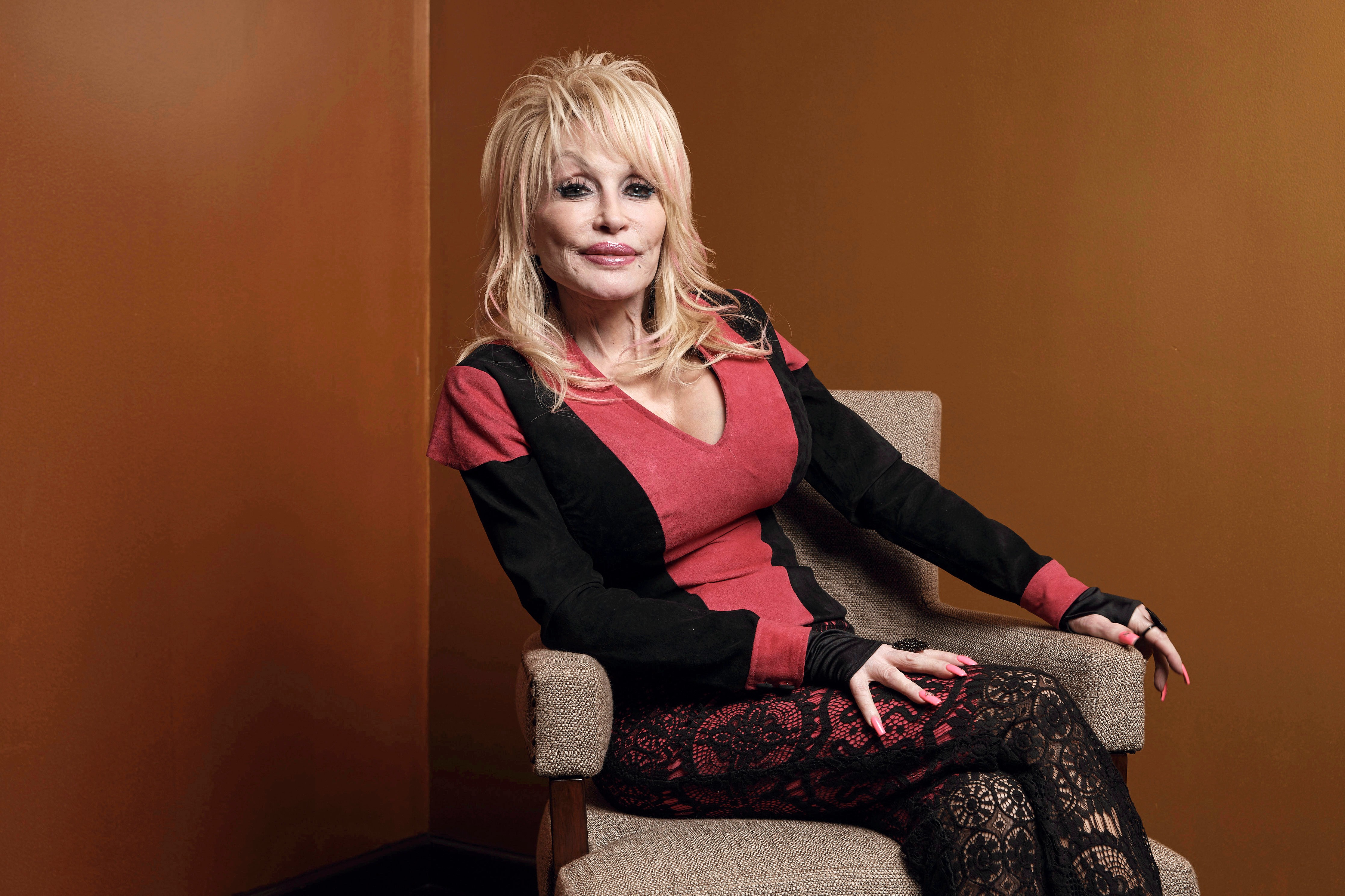 Trump decreta luto por Dolly Parton e manda bandeiras dos EUA a meio-mastro