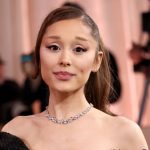 Ariana Grande sai de peça londrina e fontes apontam o real motivo da pausa