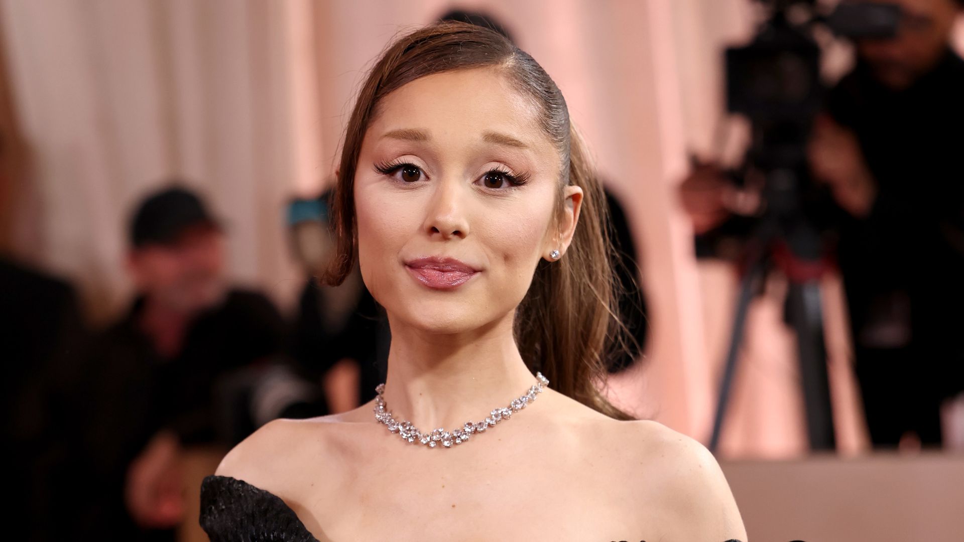 Ariana Grande sai de peça londrina e fontes apontam o real motivo da pausa