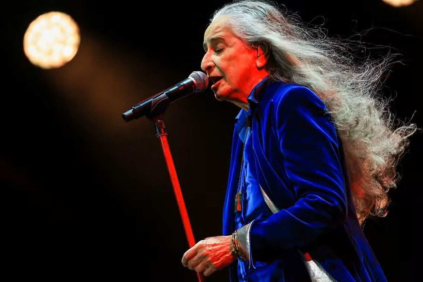 Maria Bethânia estreia "Luz e clarão" no Festival de Inverno da Bahia