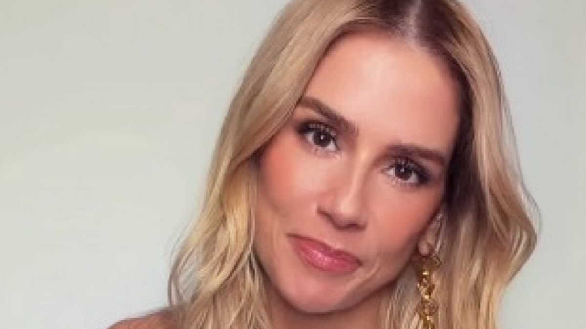 Deborah Secco desabafa e diz que virar quem é hoje "me custou lágrimas"