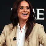 Meghan volta pro Reino Unido enquanto Harry fica de paizão