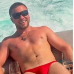 Filho de Madonna viraliza em sunga vermelha durante férias na Europa