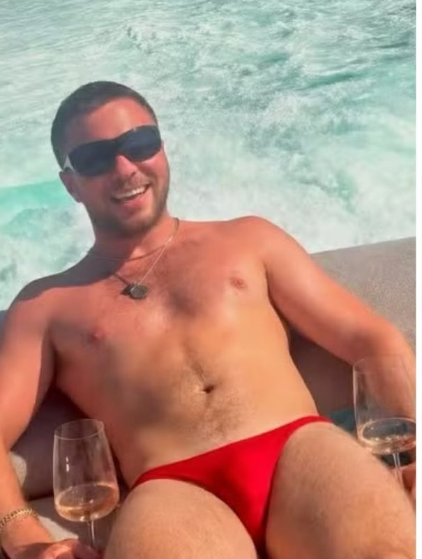 Filho de Madonna viraliza em sunga vermelha durante férias na Europa