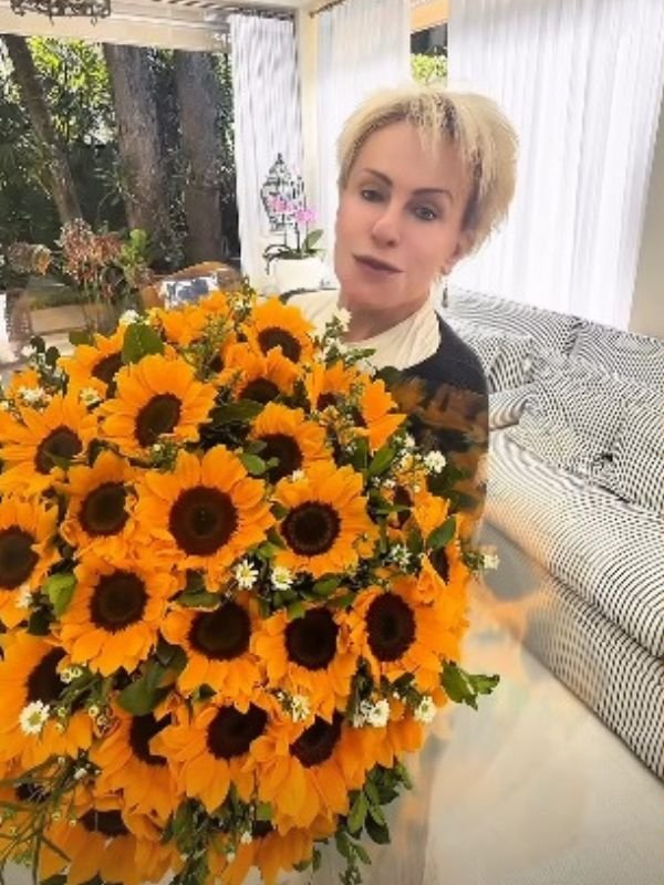 Ana Maria Braga recebe buquê gigante do marido e o tamanho fala tudo