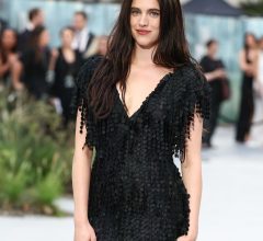 Margaret Qualley aparece com "sandália descalça" em premiere e a internet não sabe se ri ou aplaude