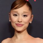 Ariana Grande tatua "I Do Love You" igual ao namorado e fãs reparam no detalhe