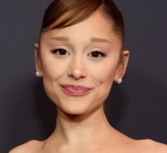 Ariana Grande tatua "I Do Love You" igual ao namorado e fãs reparam no detalhe