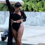 Margareth Serrão exibe tatuagem íntima e posa de maiô na Bahia
