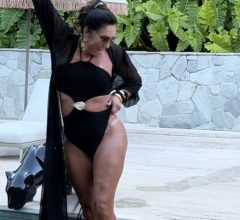Margareth Serrão exibe tatuagem íntima e posa de maiô na Bahia