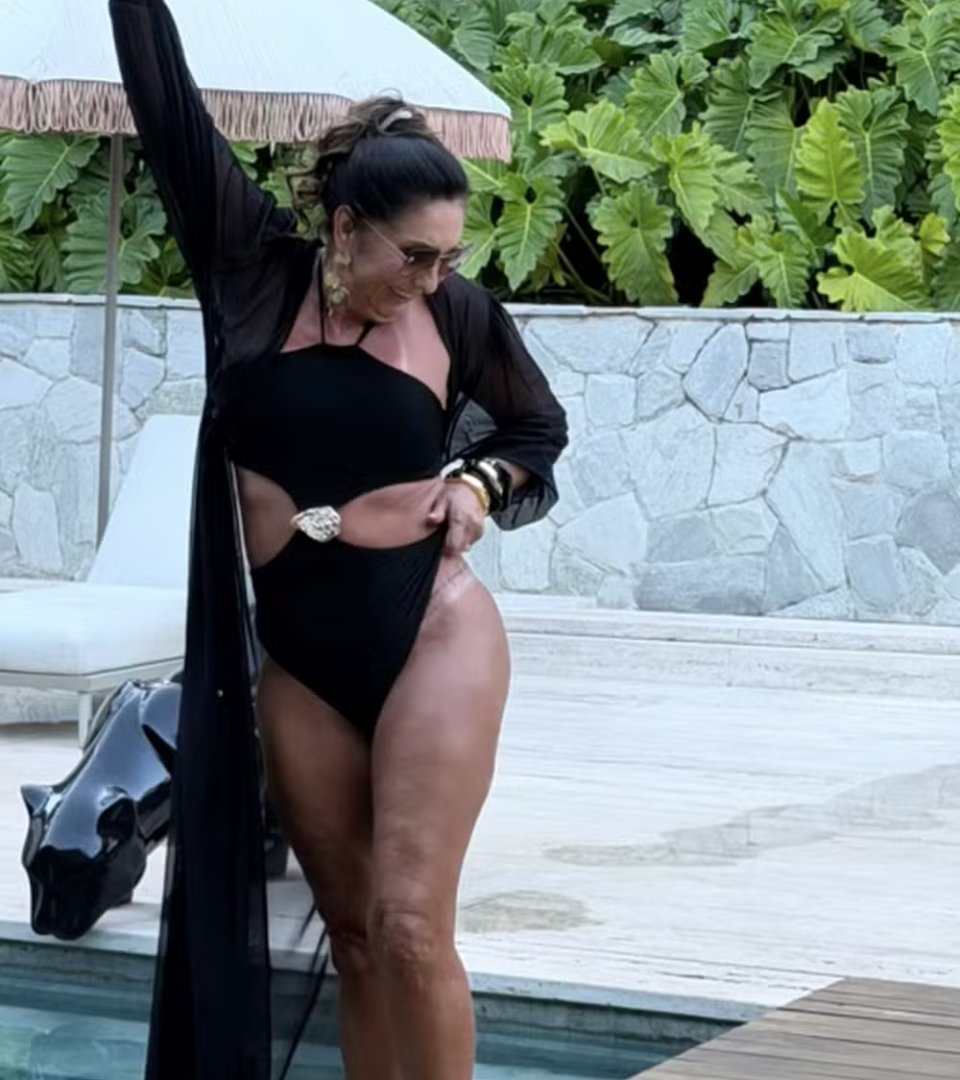 Margareth Serrão exibe tatuagem íntima e posa de maiô na Bahia