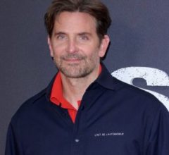 Bradley Cooper e Gigi Hadid são flagrados em Paris com anéis novos na mão esquerda