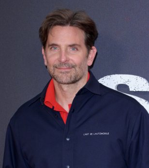 Bradley Cooper e Gigi Hadid são flagrados em Paris com anéis novos na mão esquerda